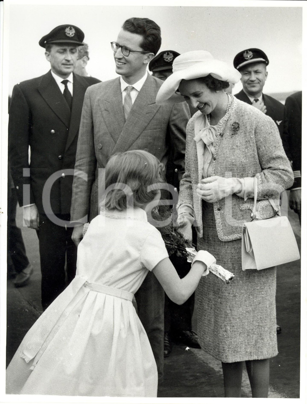 Fotografia d epoca originale 1961 ZAVENTEM B BALDOVINO e FABIOLA accolti da bambina dopo l atterraggio 1