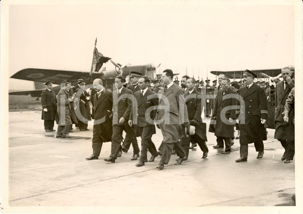 Fotografia d epoca originale 1937 PARIS Kenji TSUKAGOCHI e Masaaki IINUMA accolti al loro arrivo a BOURGET 1