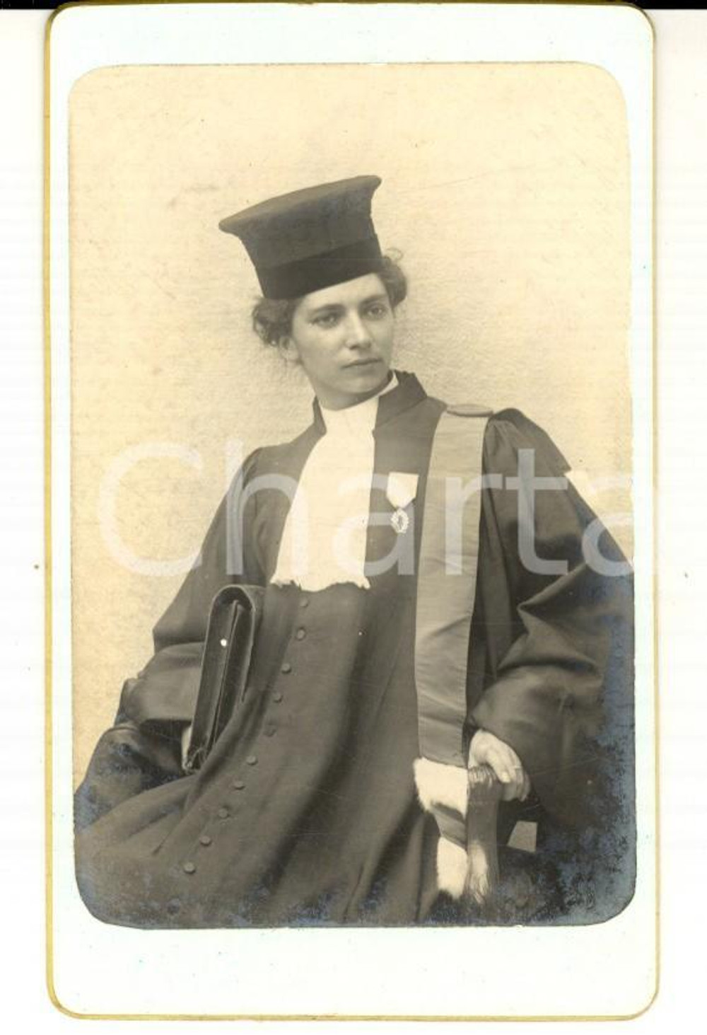 Fotografia d'epoca originale 1900 ca LE MANS (F) Ritratto di donna con la toga *Fotografia RARA 1