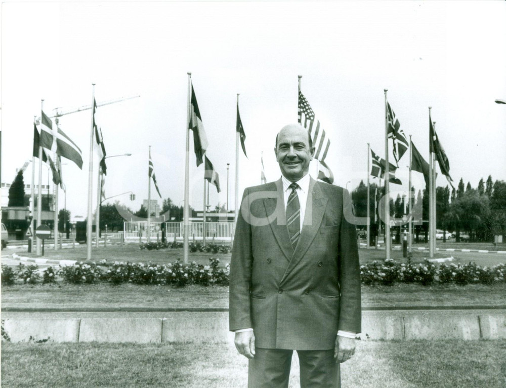 Fotografia d epoca originale 1989 BRUXELLES Manfred WORNER all ingresso principale della NATO Fotografia 1