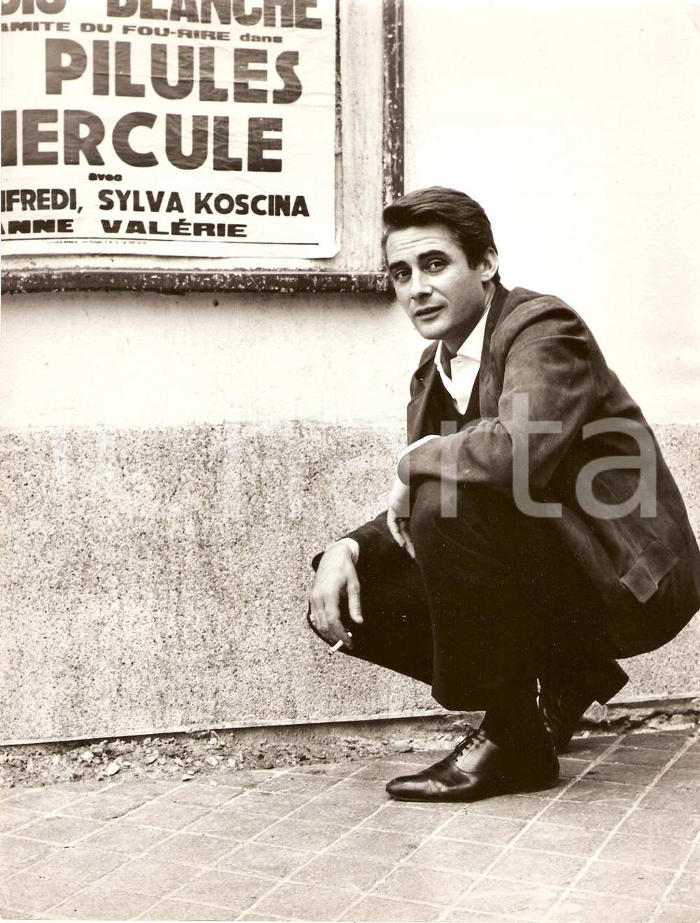 Fotografia d epoca originale 1960 ca LE PILLOLE DI ERCOLE Michel BARDINET davanti al poster del film Foto 1