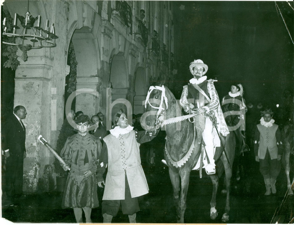 1951 PARIS Cortège d'HENRI IV place des VOSGES pour bimillénaire de la fondation