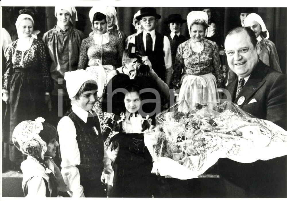 Fotografia d epoca originale 1986 ALSAZIA F Raymond BARRE riceve fiori da bambini in costume tradizionale 1