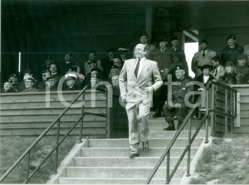 Fotografia d epoca originale 1990 ca MUNSTER DE Manfred WORNER Ministro della Difesa a parata delle truppe 1