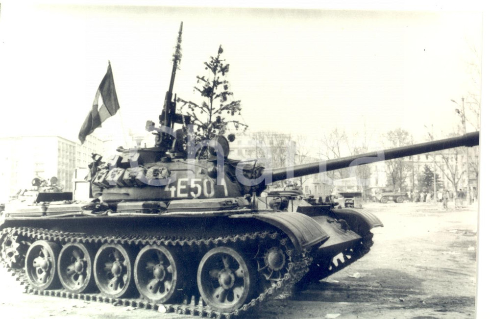 Fotografia d epoca originale 1981 BUCAREST ROMANIAN REVOLUTION Albero di Natale su carro armato Foto 1