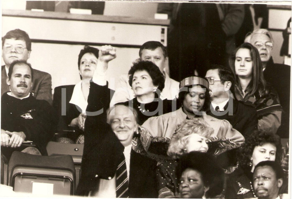 Fotografia d epoca originale 1990 LONDON Neil KINNOCK Black Power at Concert for Nelson MANDELA Photo 1