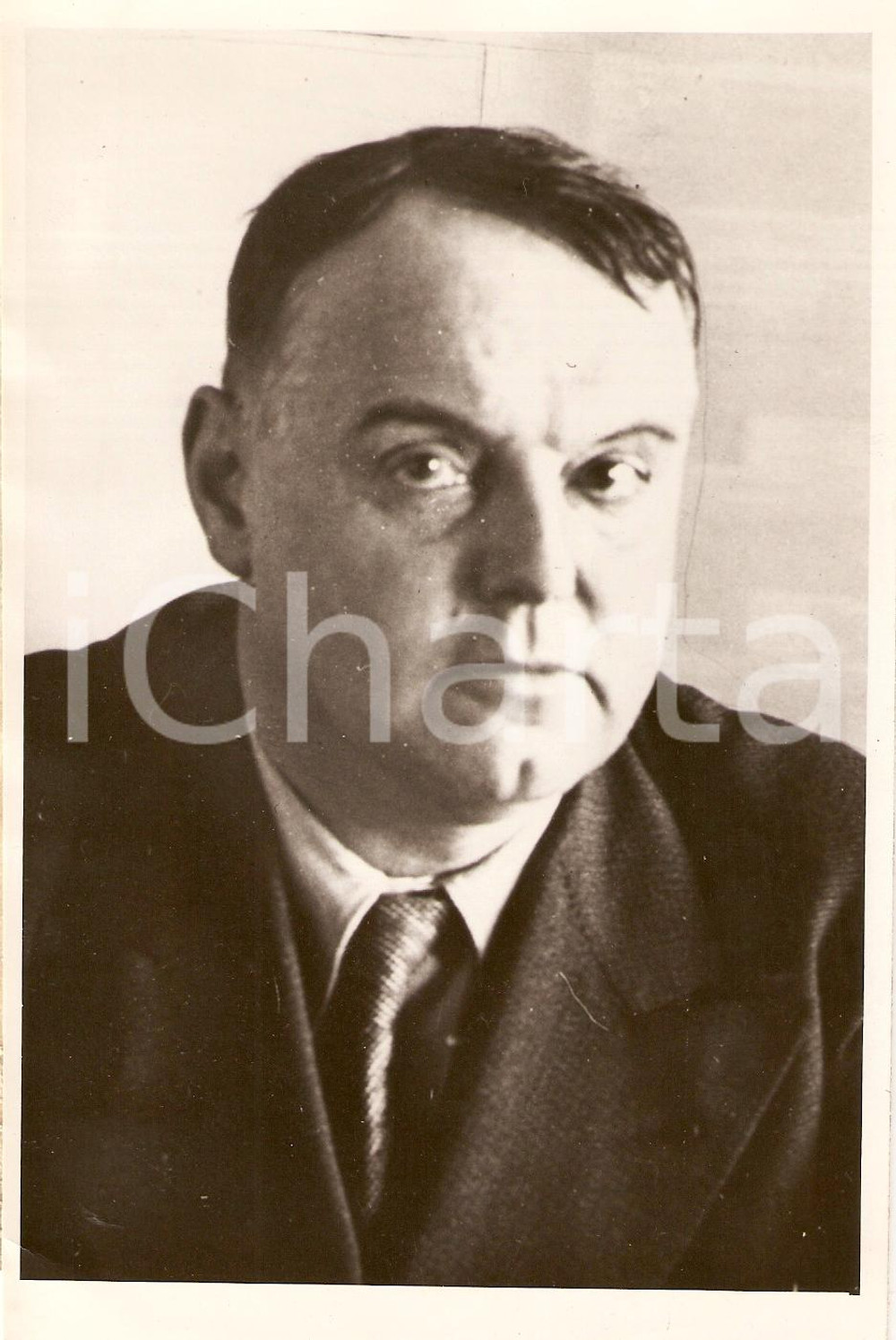 1950 PARIS Ecrivain Pierre MARC ORLAN Ã©lu Ã  l'Academie GONCOURT Portrait *Photo DATA: 30 gennaio 1950LUOGO: PARIGITITOLO: LO SCRITTORE PIERRE MAC ORLAN ELETTO ALL'ACADEMIE GONCOURTDESCRIZIONE: Fotografia d'epoca:"Au cours d'un dejeuner dans un restaurant de la Place Gaillon, l'Acad&eacute;mie Goncourt a &eacute;lu aujourd'hui 30 Janvier le replacant de Lucien Descaves d&eacute;c&eacute;d&eacute;. C'est Monsieur Pierre Mac Orlan (ci-dessus) qui a &eacute;t&eacute; &eacute;lu &agrave; l'unanimit&eacute;."AUTORE: Associated Press Photo FORMATO: cm 12 x 18CONDIZIONI: buone (ma piegatura all'angolo inferiore sinistro, lievi increspature al margine sinistro)Documento d'epoca, originale, autentico.     originale e autentica 1