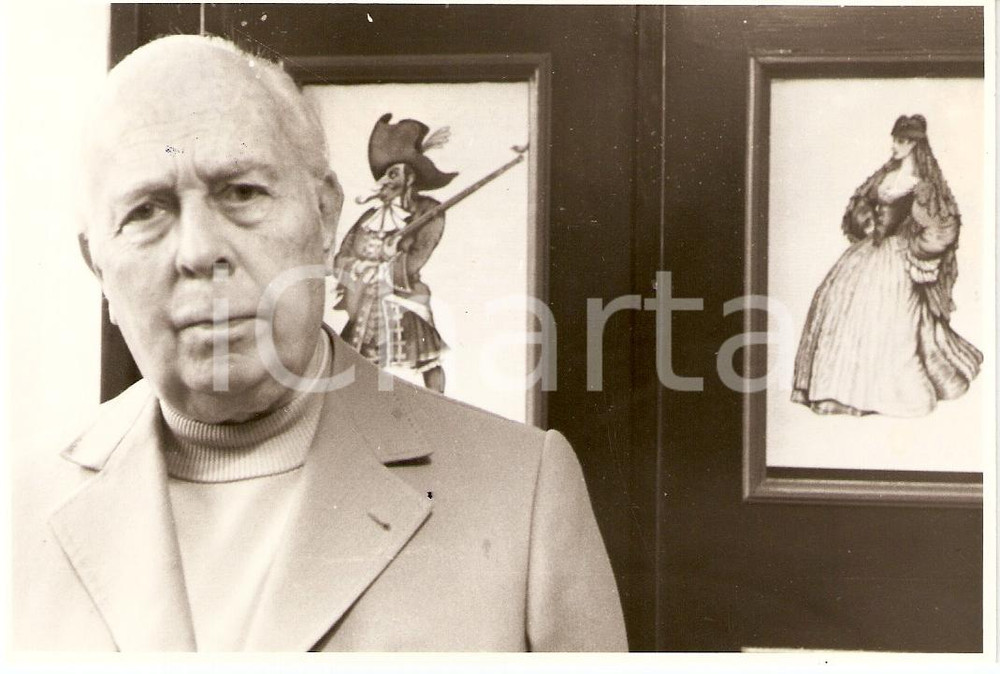 Fotografia d epoca originale 1980 ca FRANCE Illustratore Robert BELTZ in posa davanti ai suoi disegni FOTO 1