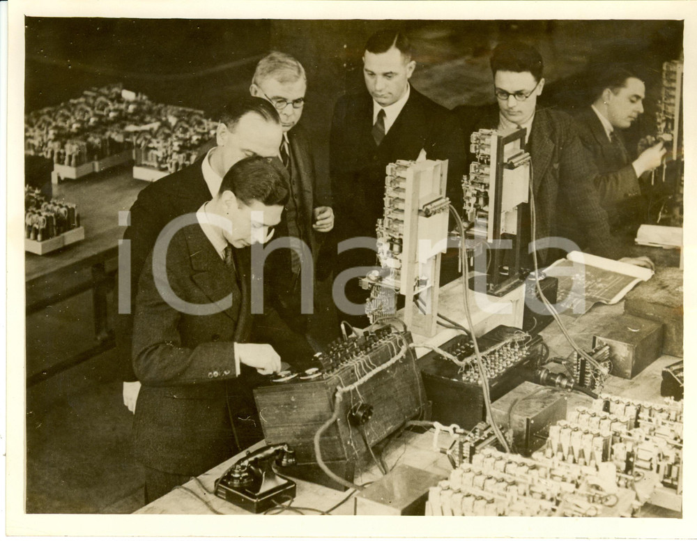 Fotografia d epoca originale 1930 ca LONDON Prince Albert Duke of YORK visits STANDARD TELEPHONE works Photo 1