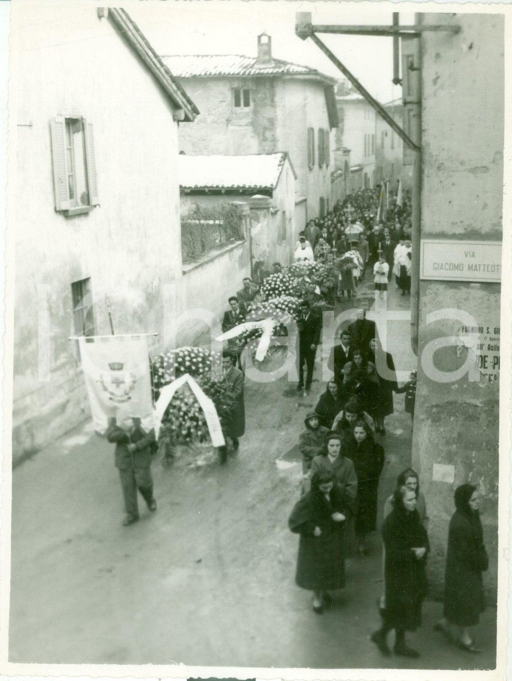 Fotografia d epoca originale 1950 ca FORNOVO SAN GIOVANNI BG Corteo funebre con autoritÃ  cittadine Foto 1