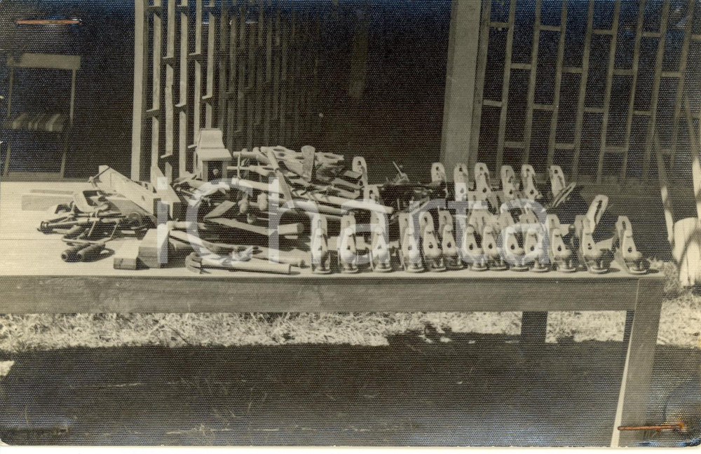 Fotografia d epoca originale 1955 ca CAMBOGIA Scuola CHAU PONHEA HOK oggetti in legno autoprodotti Foto 1