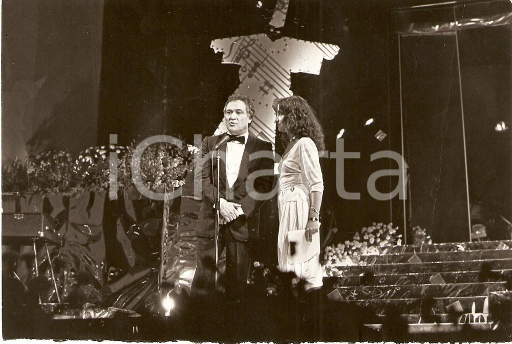 Fotografia d epoca originale 1975 ca FESTIVAL DI NAPOLI Nunzio GALLO pronto a cantare Fotografia 1