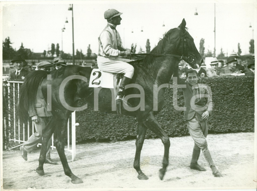 Fotografia d epoca originale 1935 ca MILANO SAN SIRO Ippica Fantino entra all ippodromo per gara FOTOGRAFIA 1