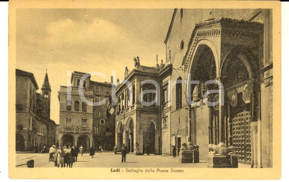Cartolina originale da collezione 1930 ca LODI Dettaglio della piazza Duomo Cartolina ANIMATA bandiera FP VG 1