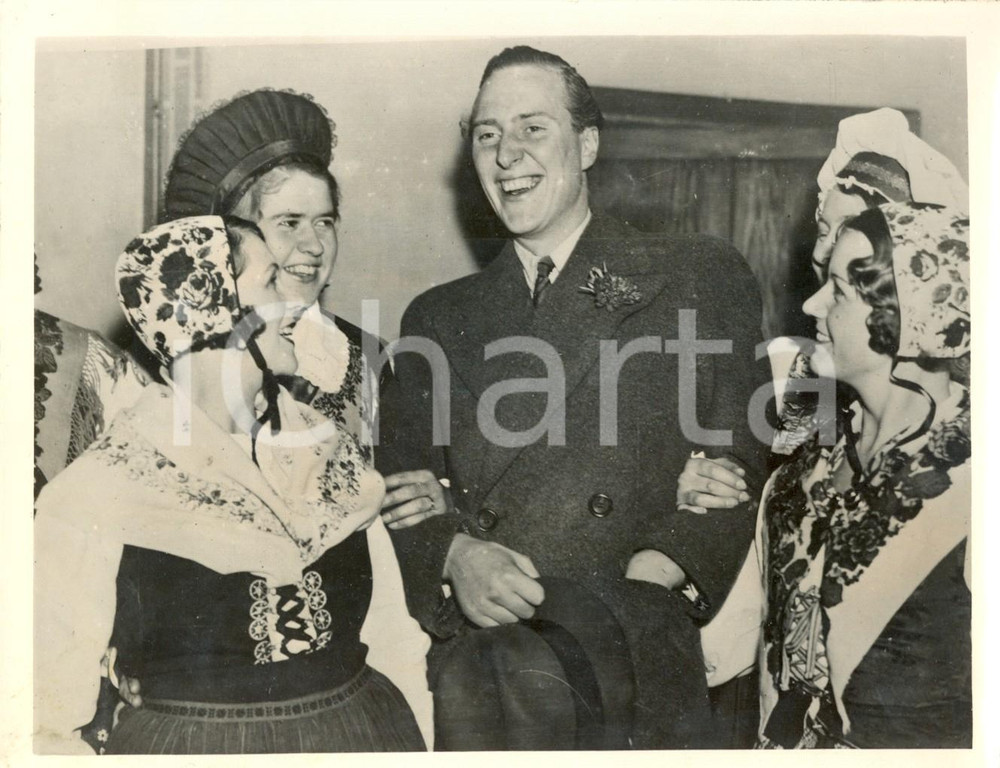 Fotografia d epoca originale 1934 LONDON Carlo di SVEZIA inaugura Bazar de Noel in HARCOURT STREET 1