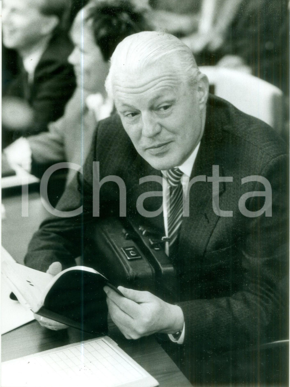 Fotografia d epoca originale 1988 BONN DE Ministro Gerhard STOLTENBERG studia documenti Fotografia 1