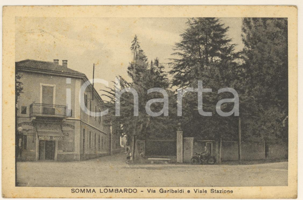 Cartolina originale da collezione 1932 SOMMA LOMBARDO Via Garibaldi e viale Stazione Cartolina ANIMATA MOTO GUZZI 1