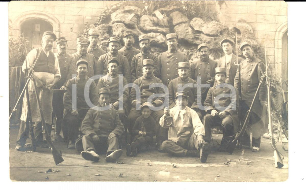 Fotografia d epoca originale 1915 ca WW1 FRANCE Soldati 115Â° rgt. fanteria posano con baionette e fotografo 1