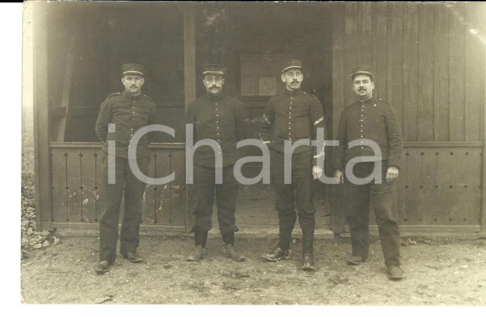 Fotografia d epoca originale 1915 ca WW1 FRANCIA Ufficiali di fanteria posano in un cortile Fotografia FP 1