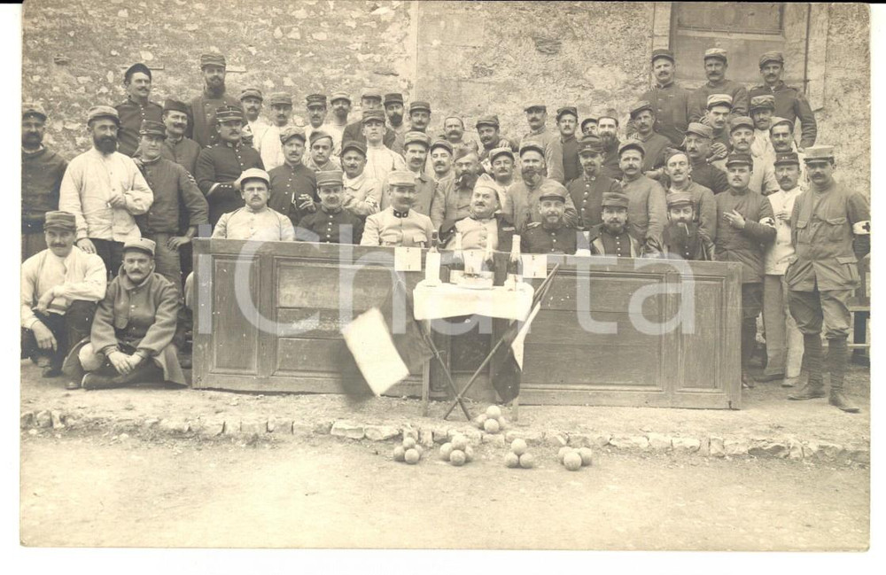 Fotografia d epoca originale 1915 ca WW1 FRANCE Soldats 15e RI avec table des vins et drapeaux Photo 1