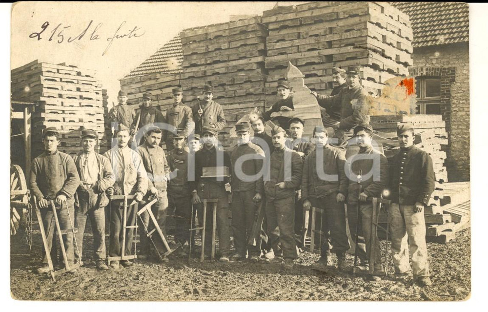 Fotografia d epoca originale 1915 ca WW1 MARNE F Militari scherzano con una sagoma di legno Foto cartolina 1