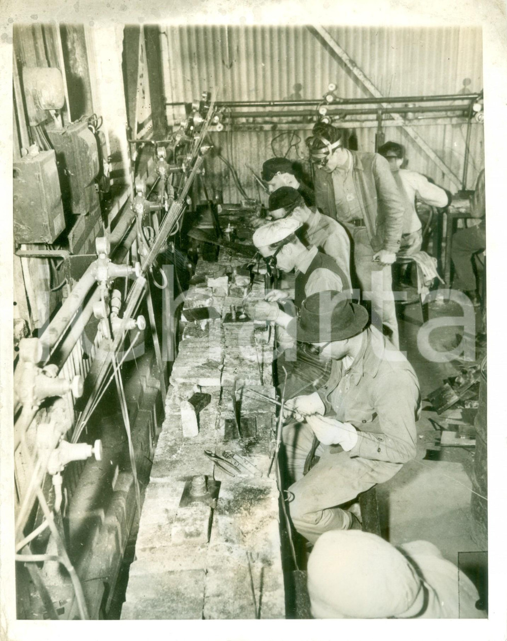 Fotografia d epoca originale 1942 SAN FRANCISCO WW2 Saldatori si preparano al lavoro in fabbrica Fotografia 1