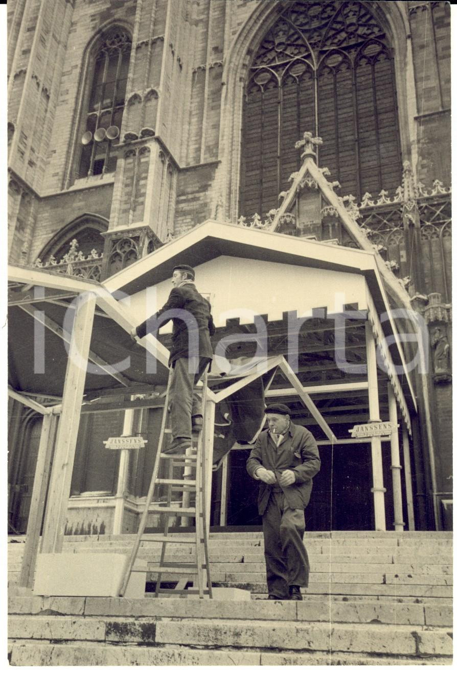 Fotografia d epoca originale 1950 ca BRUXELLES Impalcature davanti alla cattedrale di SAN MICHELE Foto 11x16 1