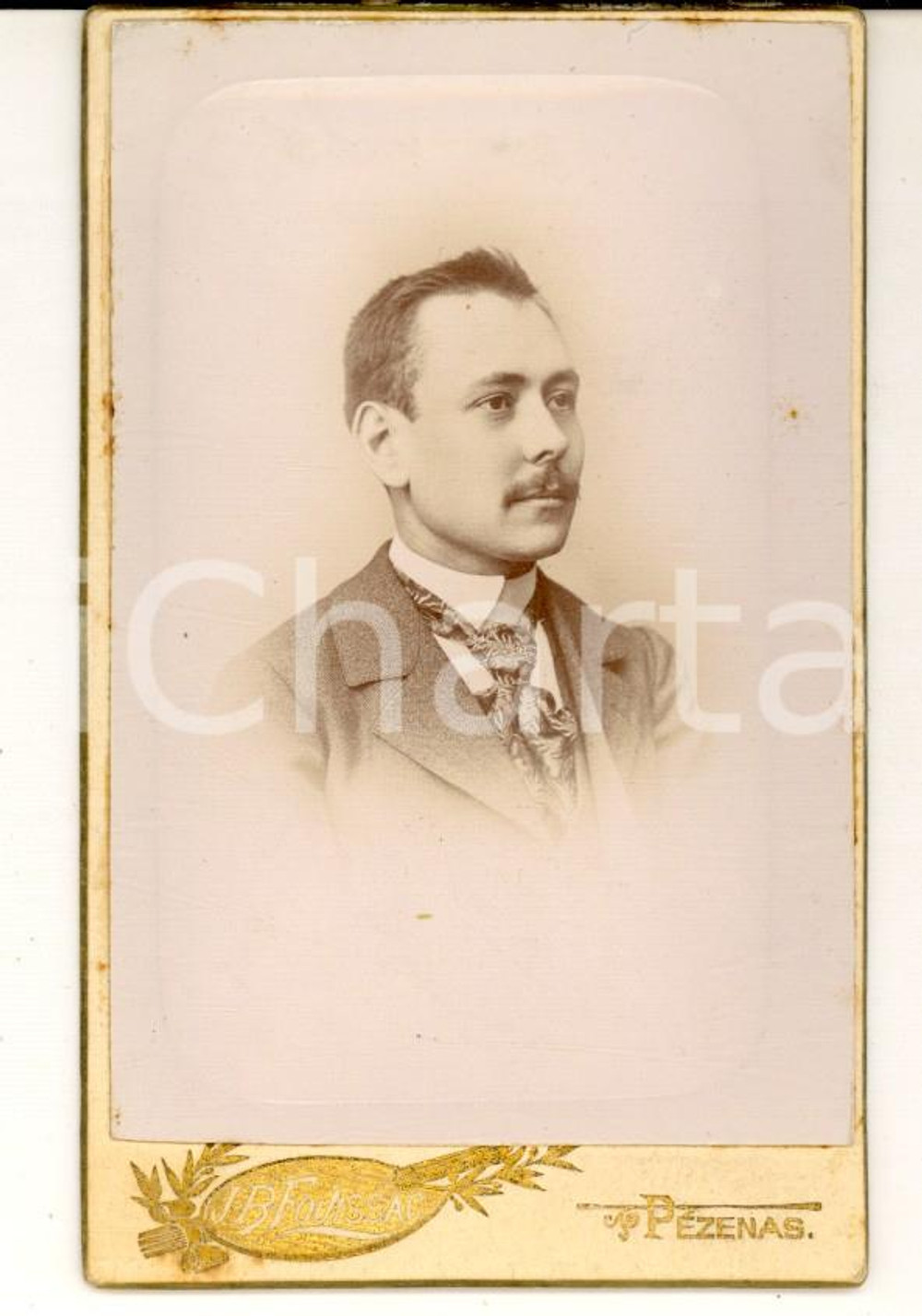 Fotografia d epoca originale 1890 ca PEZENAS F Ritratto maschile con cravatta fantasia Foto FOUISSAC CDV 1