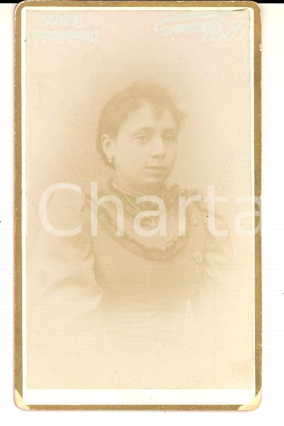 Fotografia d epoca originale 1900 ca TOULON F Ritratto di donna con croce al collo Foto L. GANIN CDV 1