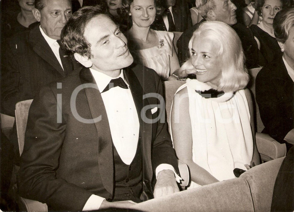 Fotografia d epoca originale 1962 PARIS Jeanne MOREAU e Pierre CARDIN alla première di EVA Jospeh LOSEY Foto 1