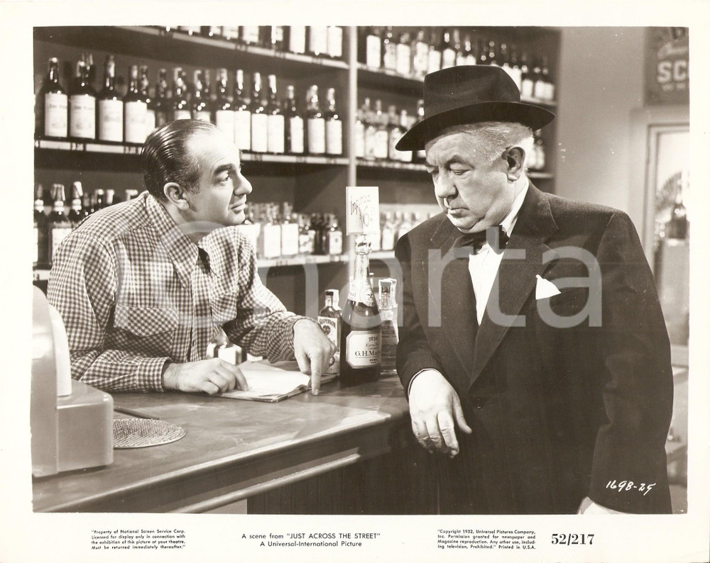 Fotografia d epoca originale 1952 JUST ACROSS THE STREET Cecil KELLAWAY at liquor store Foto di scena 1