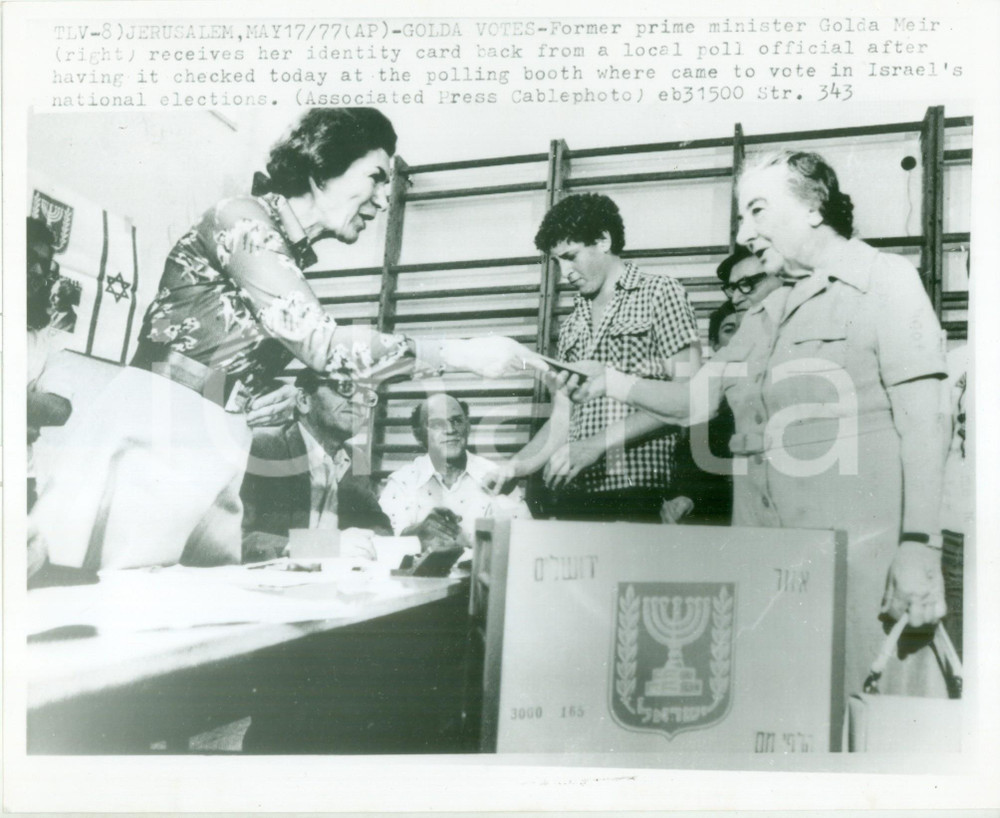 Fotografia d epoca originale 1977 JERUSALEM ISRAEL Golda MEIR vota al seggio elettorale Fotografia 1