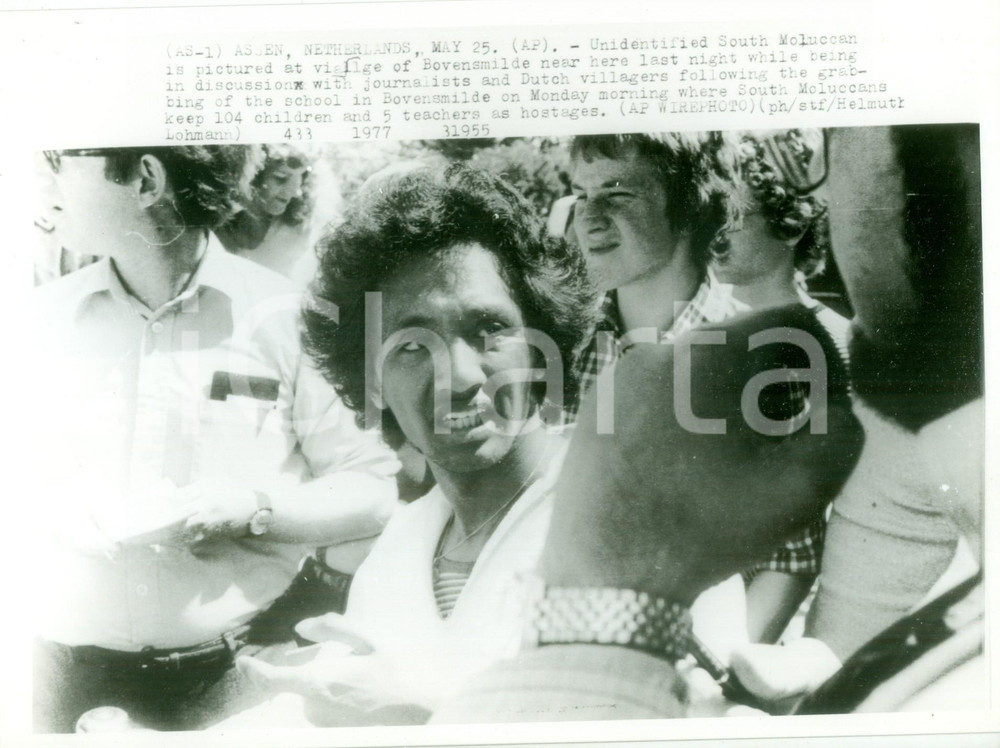 Fotografia d epoca originale 1977 BOVENSMILDE OLANDA Rapitori delle MOLUCCHE tengono ostaggio una scuola Foto 1