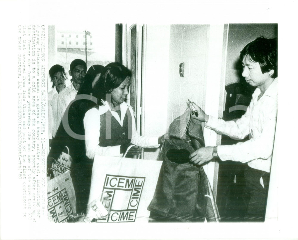 Fotografia d epoca originale 1980 HAMILTON AIR FORCE BASE USA Donna vietnamita riceve vestiti pesanti Foto 1