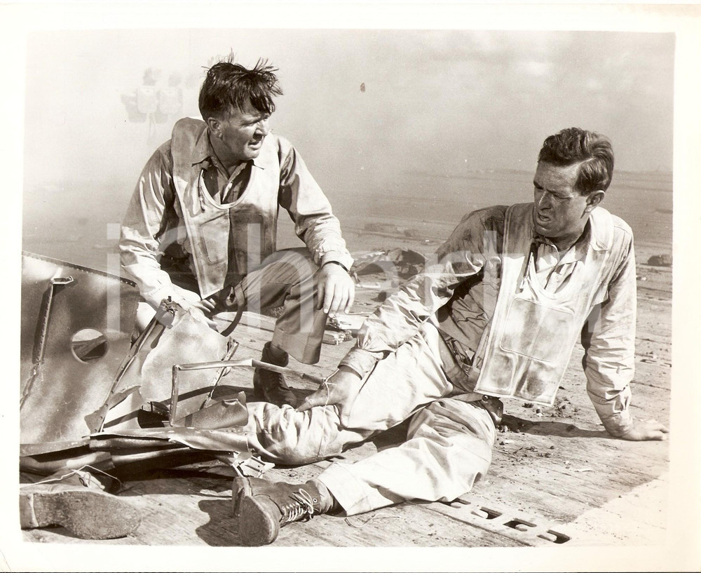 Fotografia d epoca originale 1955 ETERNAL SEAS Sterling HAYDEN Ferito dopo bombardamento John H. AUER Foto 1