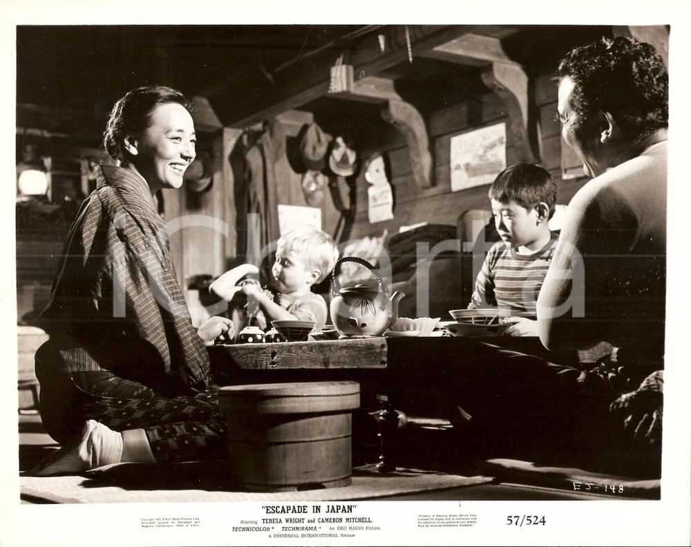 Fotografia d epoca originale 1957 ESCAPADE IN JAPAN Jon PROVOST Roger NAKAGAWA Kuniko MIYAKE bevono tÃ¨ Foto 1