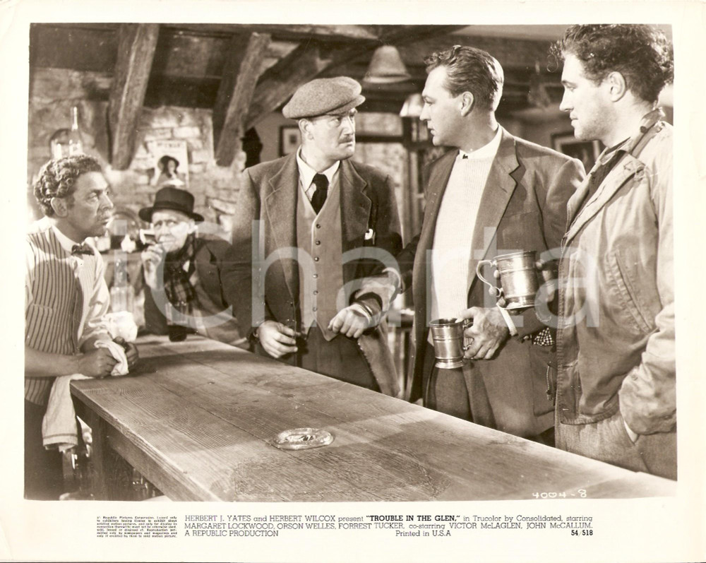 Fotografia d epoca originale 1954 TROUBLE IN THE GLEN Forrest TUCKER John McCALLUM al pub Herbert WILCOX Foto 1