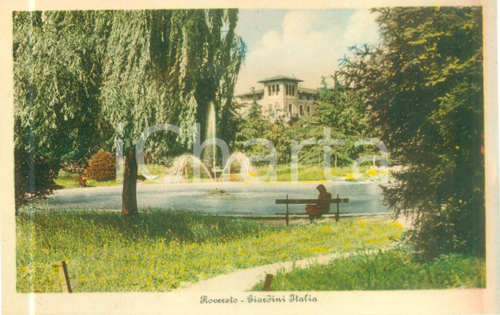 Cartolina originale da collezione 1930 ca ROVERETO TN Donna su una panchina ai Giardini ITALIA Cartolina FP NV 1