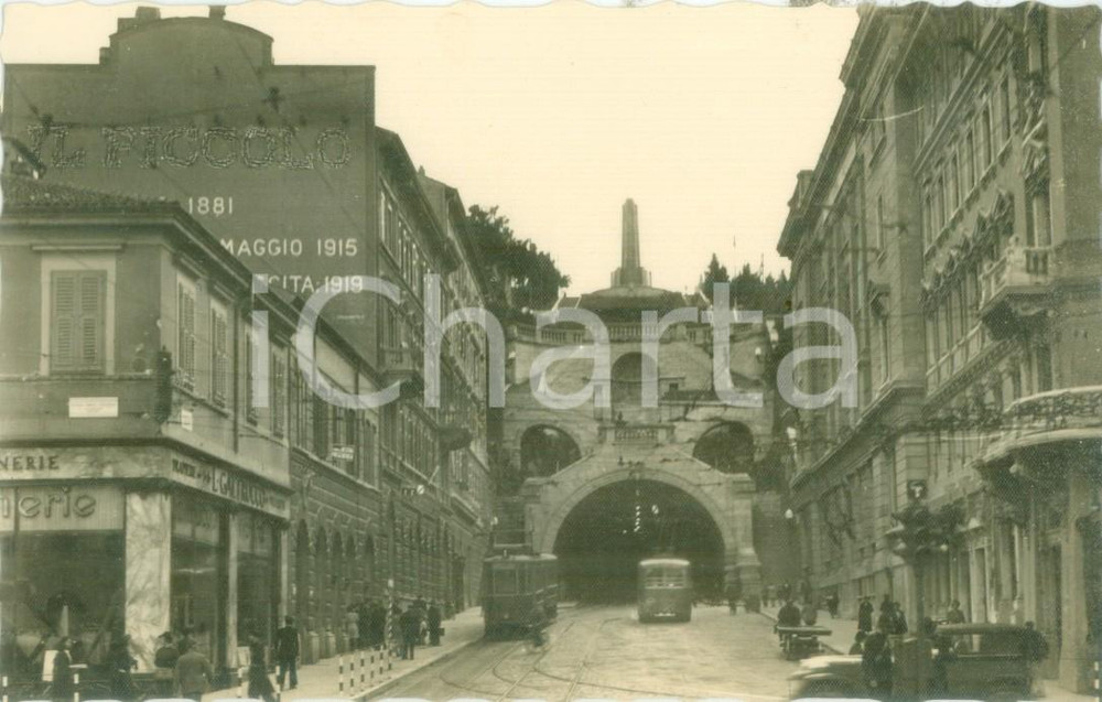 Cartolina originale da collezione 1930 ca TRIESTE Via Silvio PELLICO Galleria SANDRINELLI Cartolina ANIMATA FP NV 1
