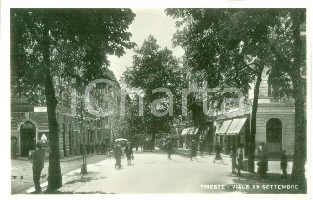Cartolina originale da collezione 1940 ca TRIESTE Passanti in Viale XX SETTEMBRE Cartolina ANIMATA FP NV 1