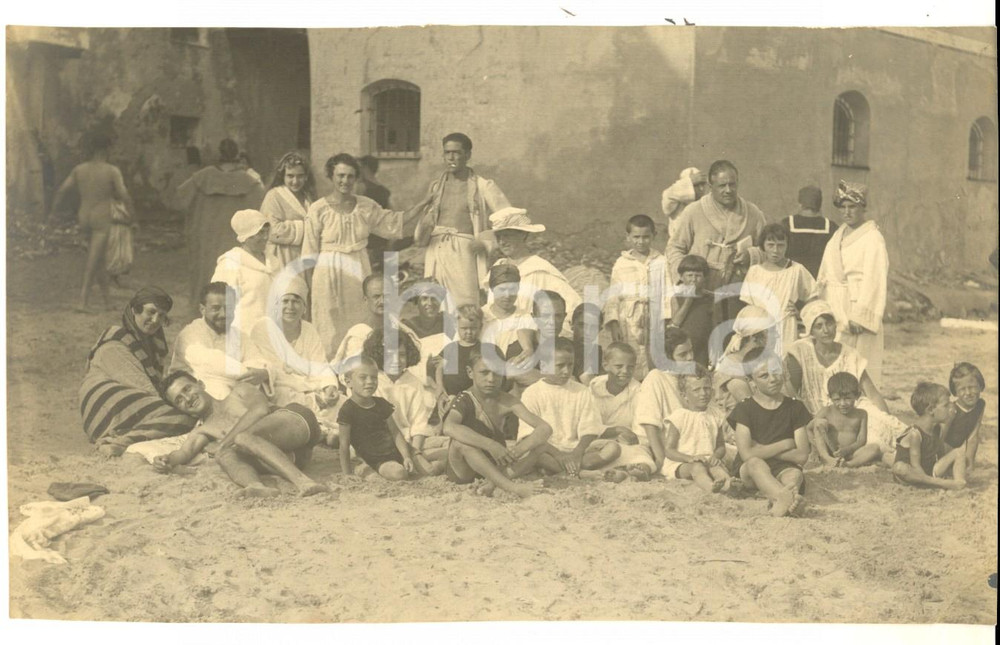Fotografia d epoca originale 1930 ca LIGURIA Famiglia di vacanzieri posa su una spiaggia Fotografia 17x11 1