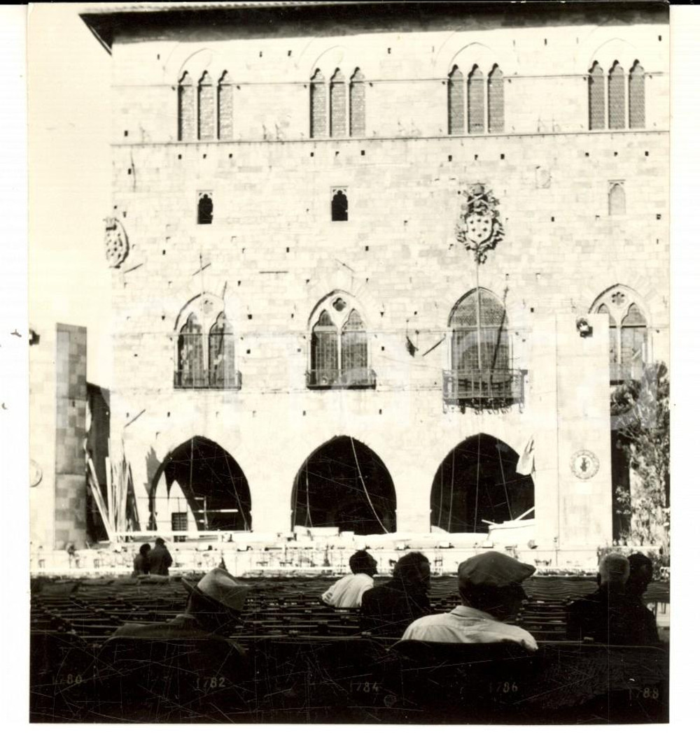 1954 PISTOIA Attesa di una manifestazione in piazza Duomo *Foto ARTISTICA 11x12
