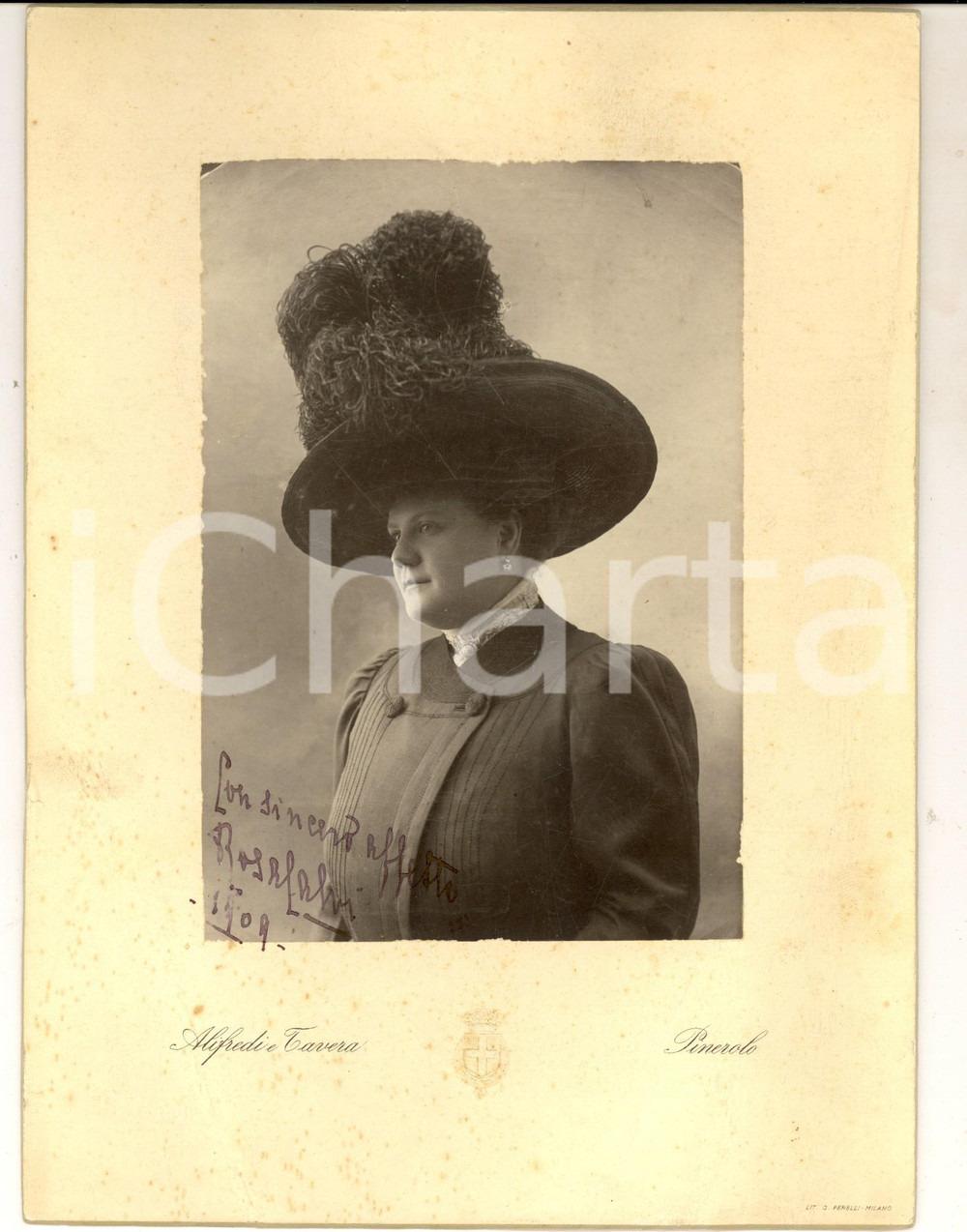 1909 PINEROLO Ritratto Rosa CALVI con cappello di piume *Foto ALFREDI E TAVERA Fotografia con dedica autografa.CONDIZIONI: POOR (piegature al margine inferiore)    originale e autentica 1