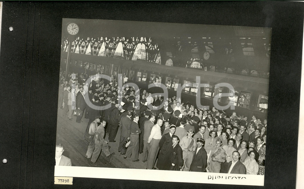 1950 MILANO TOURNEE TEATRO ALLA SCALA La banda municipale saluta gli artisti  Fotografia d'epoca, montata su cartoncino morbido.La fotografia &egrave; relativa alla tourn&eacute;e del Teatro alla Scala al Covent Garden di Londra, svoltasi nel settembre 1950.CONDIZIONI: G (fori da classificatore al margine sinistro del cartoncino)FORMATO: 35x25 cm      originale e autentica 1