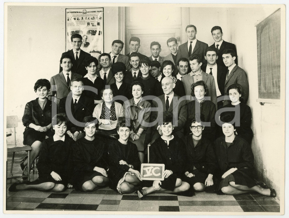 Fotografia d epoca originale 1962 MILANO Prof. Francesco MELZI D ERIL con una classe liceale Foto 24x18 1
