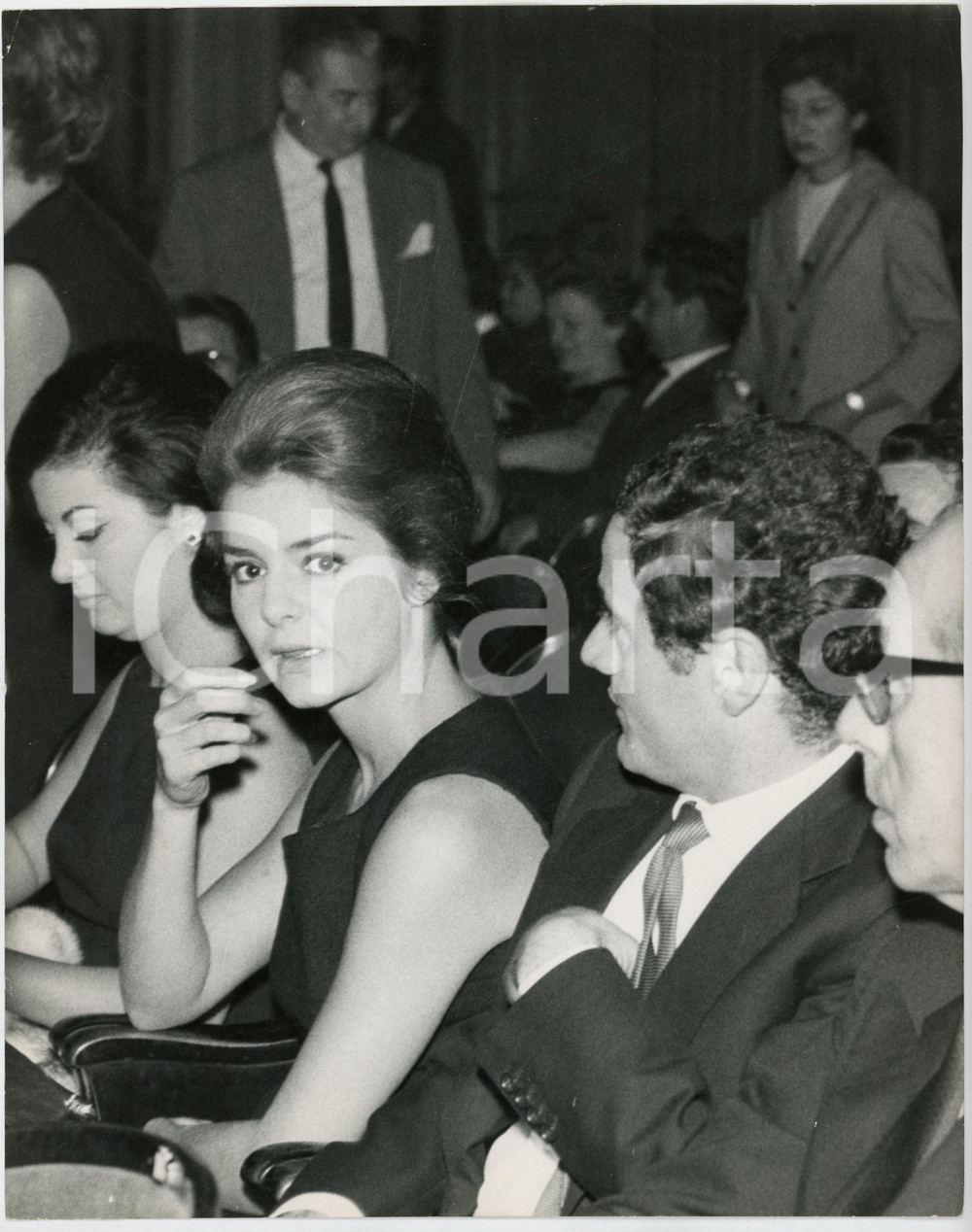 Fotografia d epoca originale 1970 ca MILANO Cesare SPADACCINI e Sylvia CASABLANCAS  a una serata Foto 22x26 1