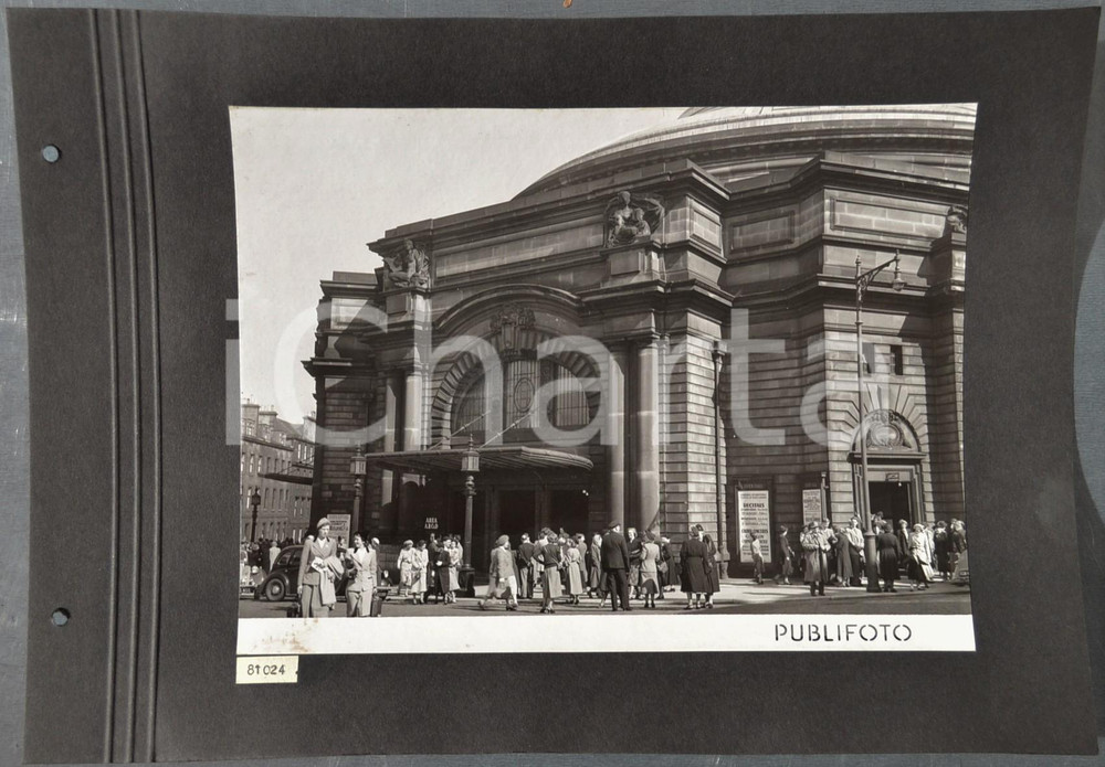 1950 EDINBURGH USHER HALL Veduta esterna del teatro *Fotografia 35x25 Fotografia d'epoca, montata su cartoncino morbido.La fotografia &egrave; relativa alla tourn&eacute;e inglese del Teatro alla Scala, svoltasi nel settembre 1950.CONDIZIONI: G (fori da classificatore al margine sinistro del cartoncino)       originale e autentica 1