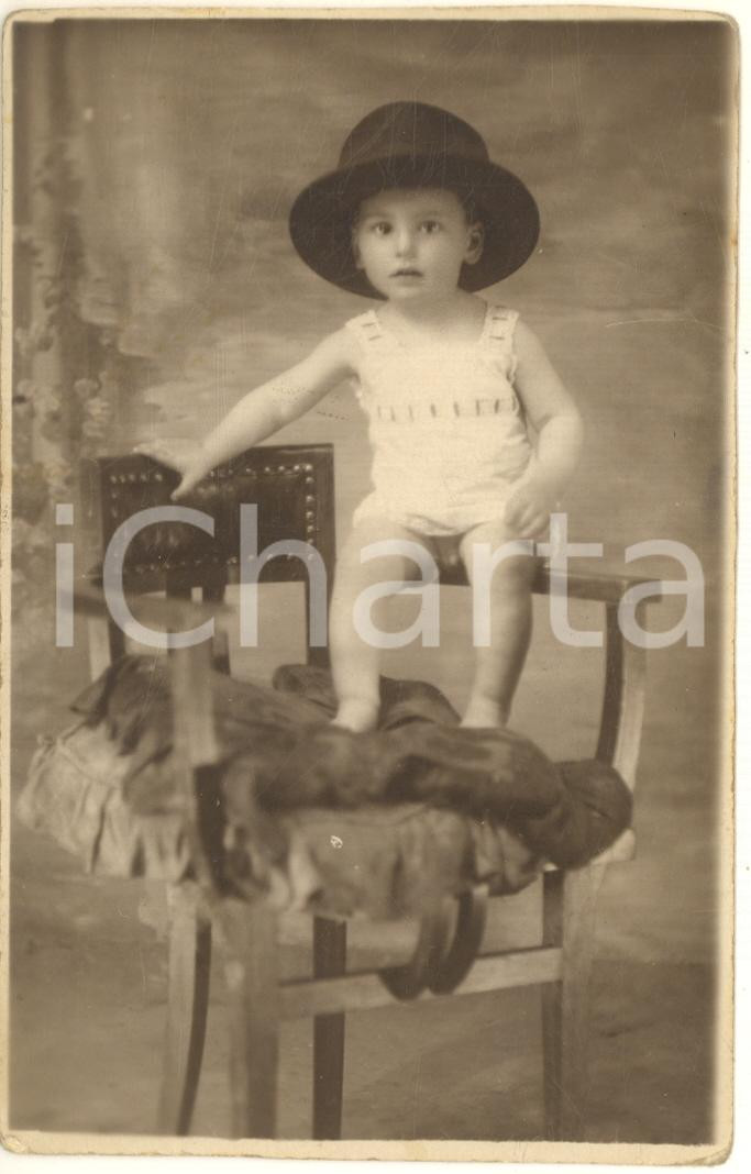 Fotografia d epoca originale 1930 ca MILANO ? Ritratto di bambina con cappello su una sedia Foto cartolina 1
