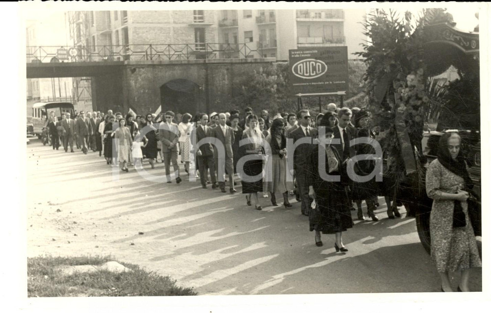 1950 ca MILANO NAVIGLI Funerale con corteo lungo una via *Foto 18x11 cm  FAIR/discreto abrasioni e residui cartacei al verso  originale e autentica 1