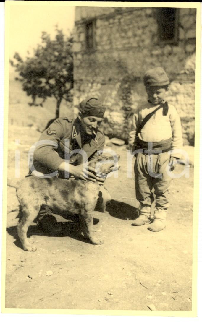 Fotografia d epoca originale 1941 WW2 ALBANIA Militare italiano con bimbo albanese e un cane Foto RUEDI 1